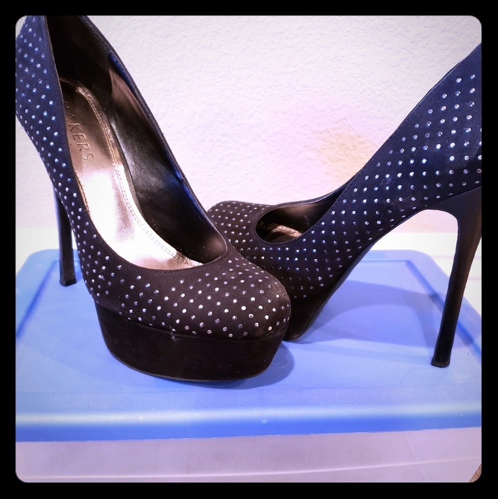 Black pumps